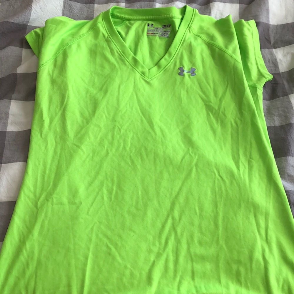 Under armor semi fitted dri fit shirt small